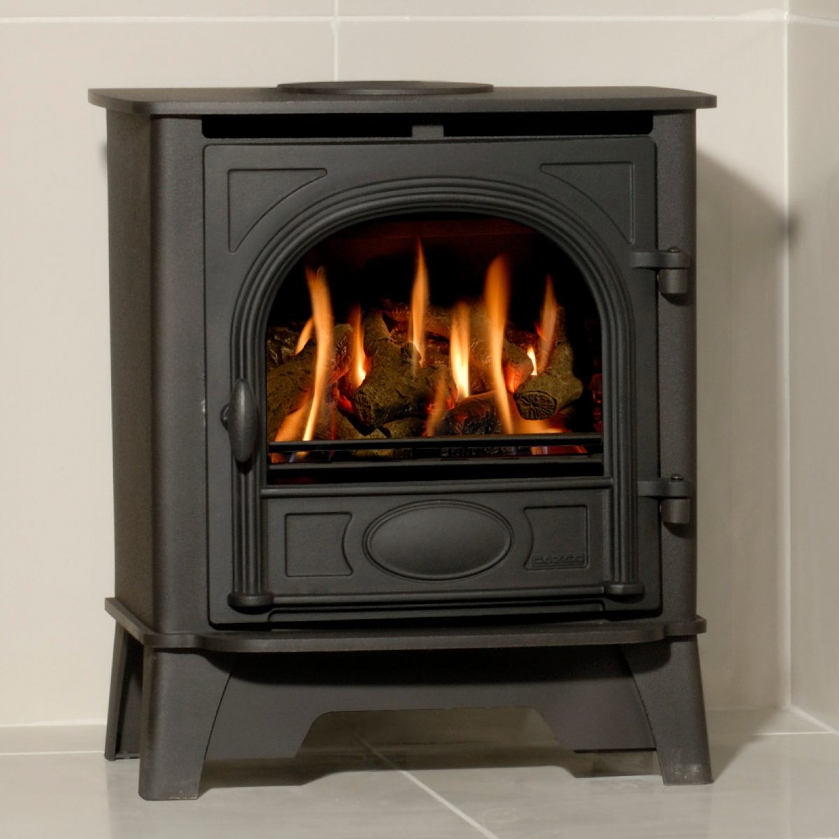 With authentic Wood Burning stove styling, right down to the hinged door with handle, the Gazco Stockton 5, Log Effect, LPG Gas, Balanced Flue Stove is conveniently sized between the Gazco small and medium gas stove models.